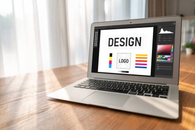 Web sayfasının modern tasarımı ve bilgisayar ekranında gösterilen ticari reklamlar için grafiksel tasarımcı yazılımı