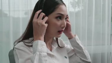 Genç hevesli bayan operatör kulaklığı taktı, kameraya baktı ve hemen çalışmaya başladı. Müşteri hizmetleri ve müşteri desteği sağlayan çalışanlar.