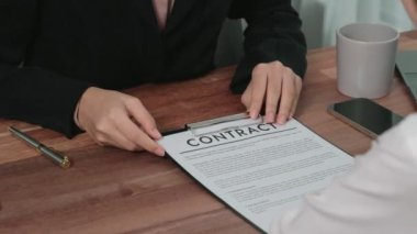 Kapalı kapılar ardında hevesli genç bir iş kadını ofiste finansal iş sözleşmesi görüşmeleri yapıyor. Müşteri, şirket ofisindeki profesyonel müdürle anlaşma yapıyor. Yasal evrak işleriyle uğraşan iş avukatı.
