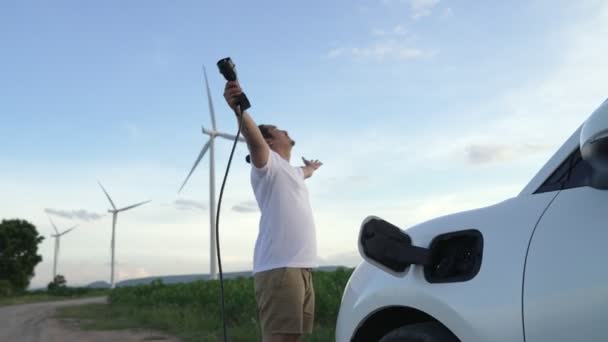 Homem Progressivo Com Seu Carro Elétrico Carro Recarregando Energia Estação — Vídeo de Stock