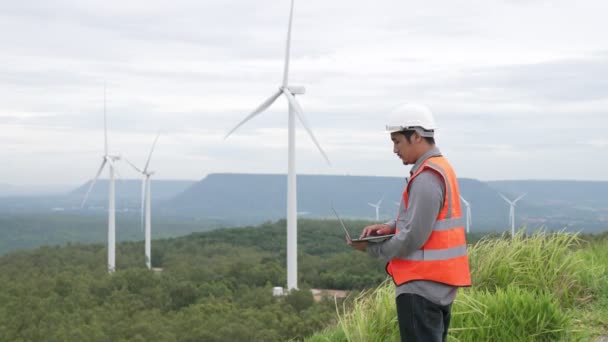 Инженер Работает Ветряной Электростанции Вершине Холма Горы Сельской Местности Прогрессивный — стоковое видео