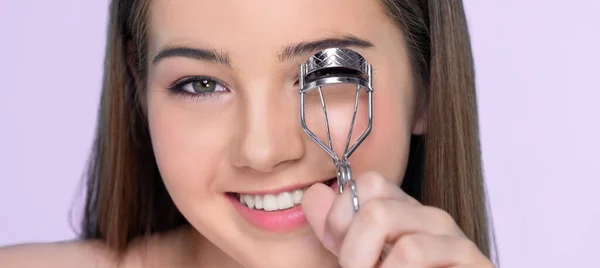 Closeup Happy Young Charming Brunette Holding Eyelash Curler Her Hand — Zdjęcie stockowe