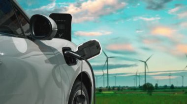 Elektrik şarj eden batarya enerjisi doğrudan elektrik jeneratörü, yel değirmeni ve rüzgar türbini çiftliği tarafından sağlanıyor. Temiz enerji konseptiyle çalışan yenilikçi EV araba.