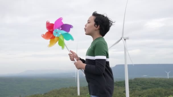 Rüzgar Türbini Çiftliğinde Rüzgar Türbini Oyuncağıyla Oynayan Ilerici Asyalı Çocuk — Stok video