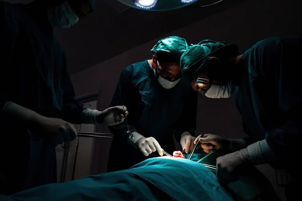 Équipe Chirurgicale Effectuant Une Intervention Chirurgicale Patient Salle Opération Stérile — Photo