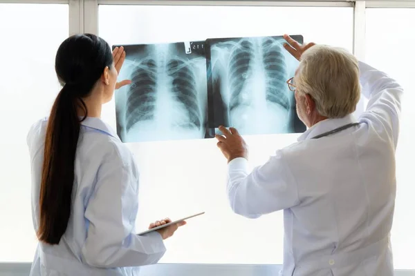 방사선 기사가 의료용 엑스레이 진단을 방사선 사진을 보관하고 검사한다 신경외과 — 스톡 사진