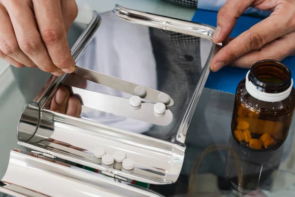 Imagen Primer Plano Mano Del Farmacéutico Contando Organizar Píldoras Bandeja — Foto de Stock