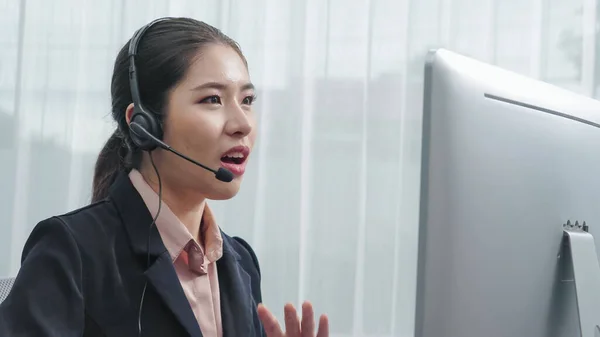 Operadora Asiática Atención Cliente Con Auriculares Micrófono Trabajando Escritorio Con — Foto de Stock