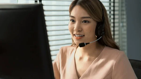 Competent Female Operator Working Computer While Talking Clients Concept Relevant — 图库照片