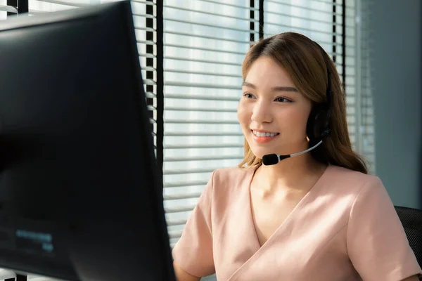 Competent Female Operator Working Computer While Talking Clients Concept Relevant — Stock Photo, Image