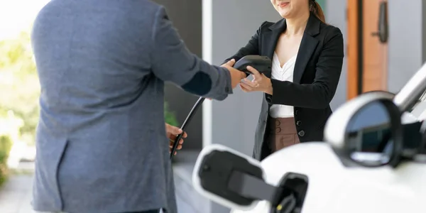 Concept Progressive Young Couple Home Charging Station Electric Vehicle Encouraging — Foto Stock