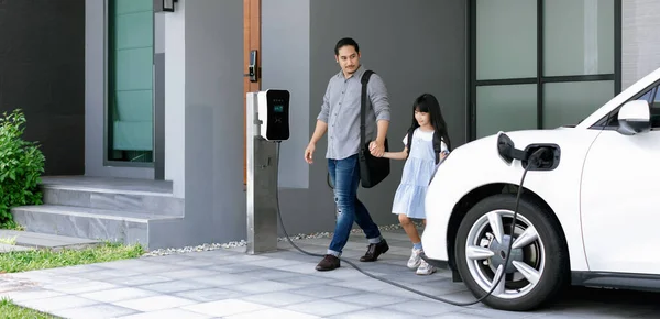 Progressive Father Daughter Plugs Charger Home Charging Station Electric Vehicle — ストック写真