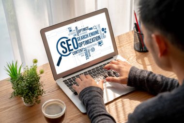 Model e-ticaret için SEO arama motoru optimizasyonu ve bilgisayar ekranında gösterilen çevrimiçi perakende işi