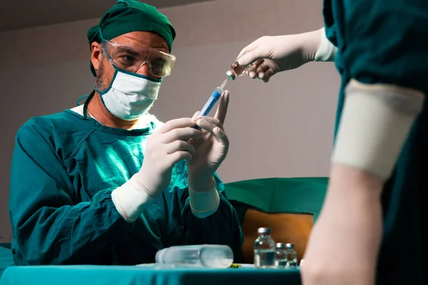 Strzykawka Chirurgiczna Fiolki Medycznej Zabiegu Chirurgicznego Sterylnej Sali Operacyjnej Pielęgniarką — Zdjęcie stockowe