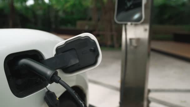 Прогрессивная Устойчивость Энергетической Концепции Счет Электромобильной Парковки Подзарядки Рядом Зарядной — стоковое видео