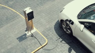 Karbondioksit emisyonunu azaltmak amacıyla çevresel kaygılar için yeşil enerjiyle şarj edilen elektrikli taşıt bataryasıyla caddede gelişen kentsel elektrik santrali.