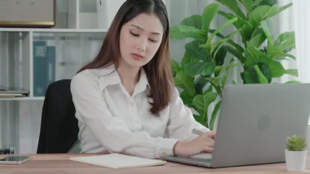 Enthousiaste Zakenvrouw Werkt Typt Laptop Kantoor Mooi Jong Kantoor Dame — Stockvideo