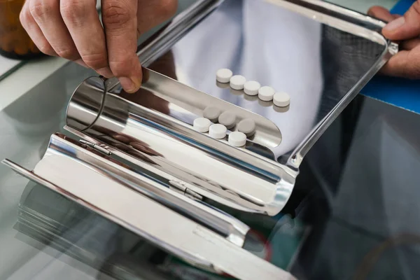 Zbliżenie Obraz Ręka Farmaceuty Liczenia Zorganizować Tabletki Wykwalifikowanej Tacy Liczenia — Zdjęcie stockowe
