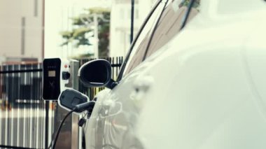 Karbondioksit emisyonunu azaltmak amacıyla çevresel kaygılar için yeşil enerjiyle şarj edilen elektrikli taşıt bataryasıyla caddede gelişen kentsel elektrik santrali.