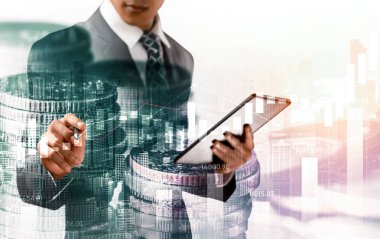 Businessman analyst working with digital finance business data graph showing technology of investment strategy for perceptive financial business decision. Digital economic analysis technology concept.