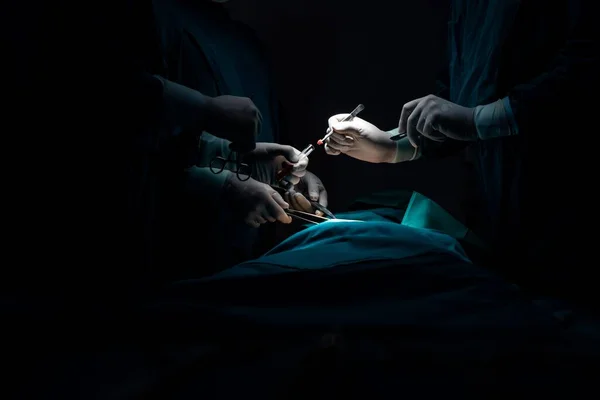 Fechar Equipe Cirúrgica Que Realiza Cirurgia Para Paciente Sala Cirurgia — Fotografia de Stock