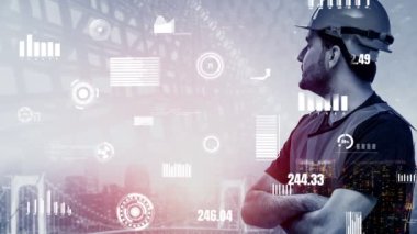 Gelecekteki bina inşaatı ve HUD hologram grafik tasarımı ile yaratıcı mühendislik projesi konsepti. İnşaat mühendisi, mimar ya da inşaat işçisi modern sivil teknoloji ile çalışıyor..