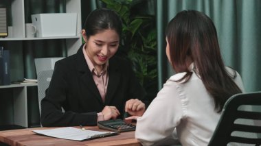 Genç hevesli iş kadını ofiste finansal iş sözleşmesi görüşmeleri yapıyor. Müşteri, şirket ofisindeki profesyonel müdürle anlaşma yapıyor. Yasal evrak işleriyle uğraşan iş avukatı.