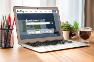 Çevrimiçi otel konaklama rezervasyon sitesi mod rezervasyon sistemi sağlar. Seyahat teknolojisi kavramı .