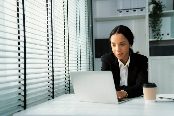 Photo Depicts Young African American Competent Woman Her Workplace Female — Stock Photo, Image