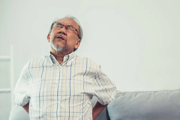 Agonizing Senior Man Need Assistance While Sitting His Sofa Home — 图库照片