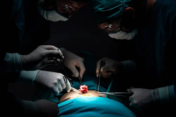 Sebész Csapat Műti Beteget Steril Műtőben Egy Lámpa Által Megvilágított — Stock Fotó