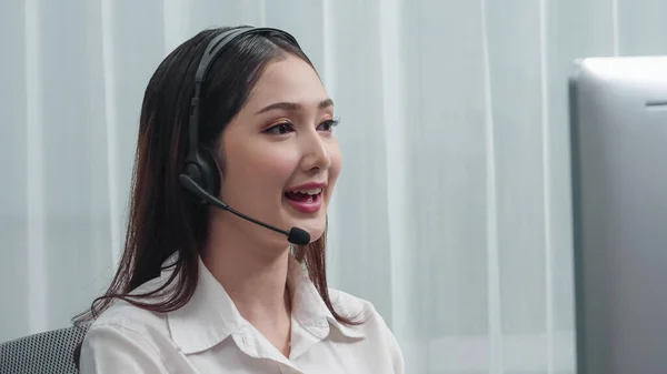 Asiatische Kundenbetreuerin Mit Headset Und Mikrofon Ihrem Schreibtisch Mit Laptop — Stockfoto