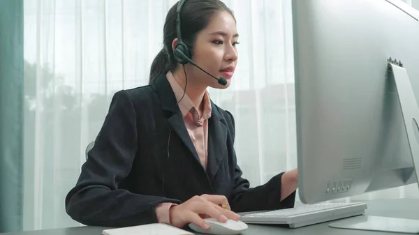 Operador Asiático Suporte Cliente Usando Fone Ouvido Microfone Trabalhando Sua — Fotografia de Stock