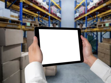 Tasarımınız için mod bilgisayardaki beyaz boş ekran monitör ekranında maket yapın