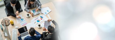 İş adamları grup toplantısı ofisteki en geniş bakış açısından çekildi. İş kadınları, iş adamları ve ofis çalışanları, proje planlama belgeleriyle takım konferansında toplantı masasında çalışıyorlar. .