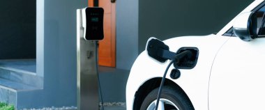 Yeşil çevre için sıfır CO2 emisyonu olan sürdürülebilir ve temiz enerjiyle çalışan EV araba ve ev şarj istasyonu konsepti. Elektrikli taşıtlar için konut alanındaki şarj noktası.