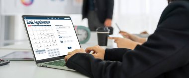 İnternet sitesindeki modish regrition için çevrimiçi aplikasyon rezervasyon takvimi