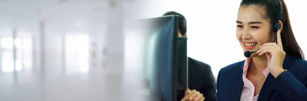 고객이나 동료를 부양하기 헤드폰을 사무실에서 일하는 사업가들 텔레마케팅 에이전트 비디오 — 스톡 사진