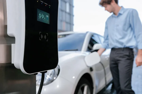 Focus Public Charging Station City Residential Area Blur Background Businessman — Stockfoto