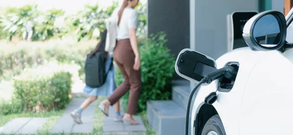 Focus Elektrisch Voertuig Opladen Thuis Laadstation Aangesloten Met Lader Apparaat — Stockfoto