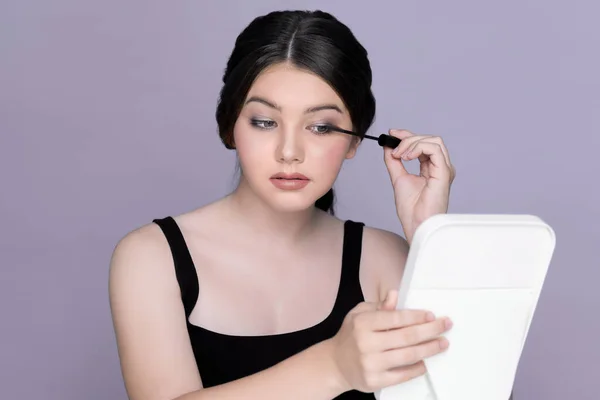 Beauty Portrait Young Girl Applying Eye Mascara Eye Makeup Front — Stockfoto