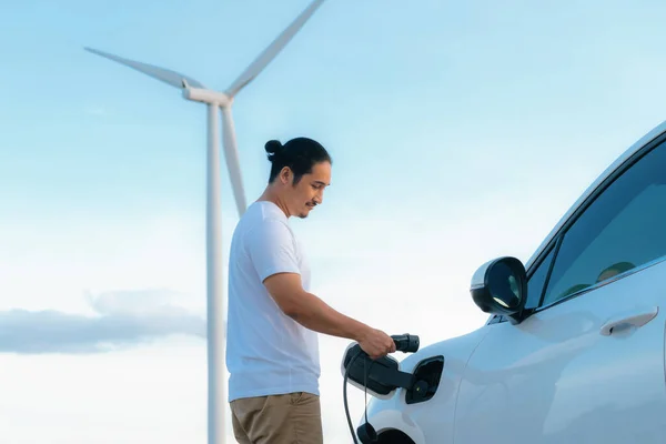 Прогресивна Людина Своїм Електричним Автомобілем Автомобіль Заряджає Енергію Від Зарядки — стокове фото