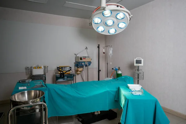 Sterilní Operační Sál Nemocničním Displeji Sady Lékařských Chirurgických Přístrojů Rozmístěných — Stock fotografie