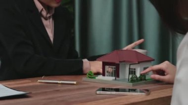 Kapanış hevesli emlak ajansı müşteriye bir ev için bilgi ve satın alma anlaşması sunarken, emlakçı tarafından tavsiye edilirken, ev kredisi için müşteri gözden geçirme sözleşmesi belgeleri.