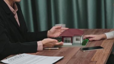 Kapanış hevesli emlak ajansı müşteriye bir ev için bilgi ve satın alma anlaşması sunarken, emlakçı tarafından tavsiye edilirken, ev kredisi için müşteri gözden geçirme sözleşmesi belgeleri.