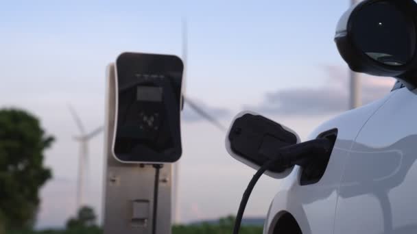 環境保全のため 風力発電機によるグリーン 再生可能エネルギーを活用した充電ステーションにおいて 電気自動車の先進的な未来エネルギーインフラ構想 — ストック動画