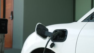 Ev şarj istasyonu, elektronik araç için sürdürülebilir, yenilenebilir enerji kaynağı, modern modern yaşam tarzı için evdeki EV arabaları sağlıyor. Çevre dostu melez elektro ve petrol aracı bataryası.