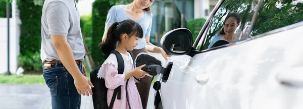 Progressive Young Happy Family Electric Vehicle Home Backyard Charging Station — Foto Stock