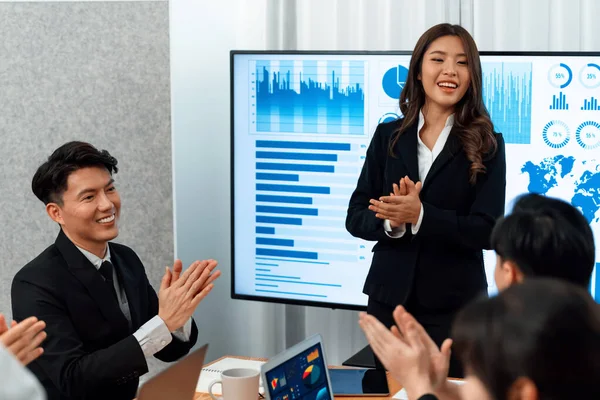 Confidence Young Asian Businesswoman Give Presentation Financial Business Strategy Dashboard — Zdjęcie stockowe