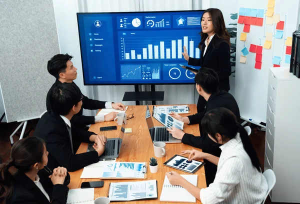 Confidence Young Asian Businesswoman Give Presentation Financial Business Strategy Dashboard — Foto de Stock